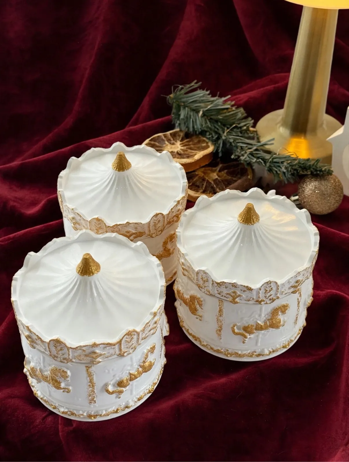 Три белые шкатулки Волшебная карусель с золотой росписью